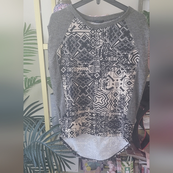 Quinn Geometric Black, Grey and Cream Short Sleeve Top - Women's Size Small - Picture 3 of 6
